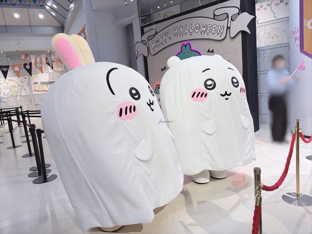 ハロウィン衣装のちいかわとうさぎ